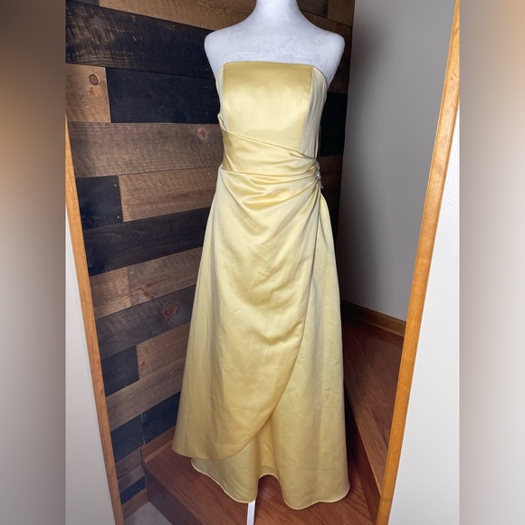 David’s Bridal Soft Butter Yellow Satin Sleeveless Bridesmaid Prom Evening Dress - Picture 1 of 8